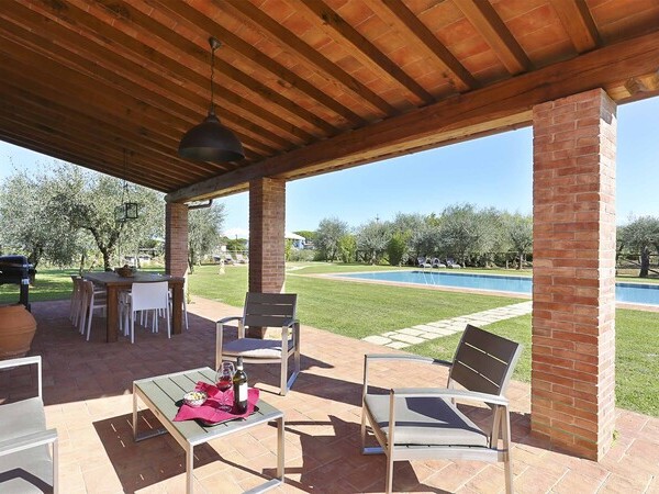 Überdachte Terrasse des Ferienhauses Il Grappolo