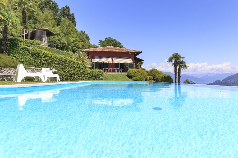 Pool mit Ferienhaus und Blick auf den Lago Maggiore