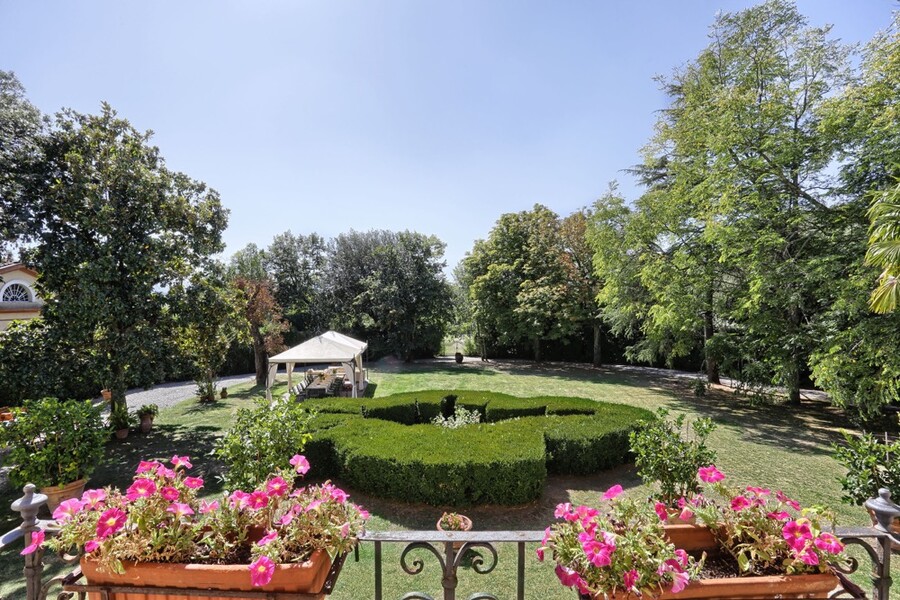 Dieser herrliche Park gehört zur Anlange der Villa Carla