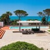 Pool mit Pinien im Garten der Villa Maya am Meer auf Sizilien