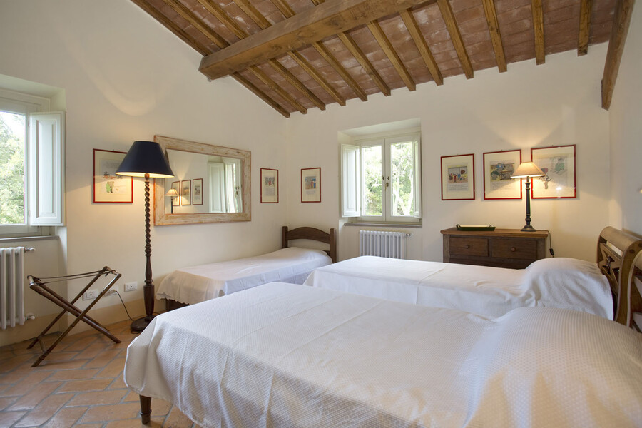 Eine edle und gleichzeitg dezente Ausstattung zeichnen die Schlafzimmer unserer Ferienvilla in der Toskana aus