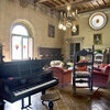 Wohnzimmer mit Flügel in der Villa di Montelopio in der Toskana