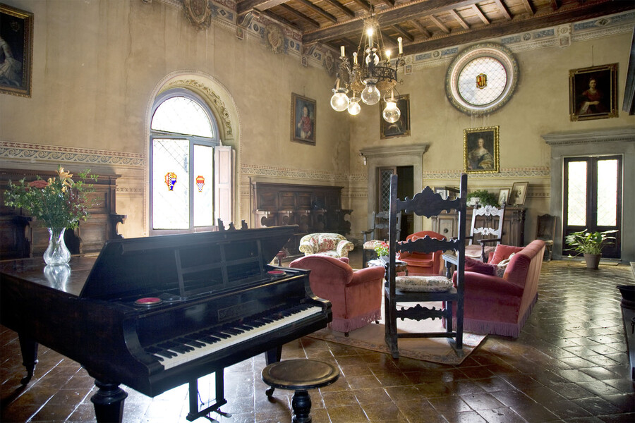 Wohnzimmer mit Flügel in der Villa di Montelopio in der Toskana