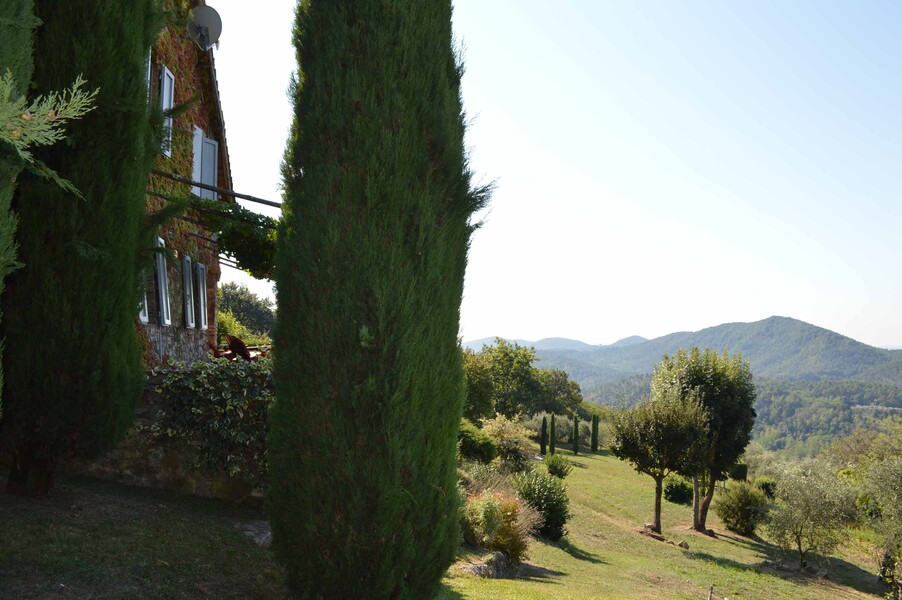 Zum Ferienhaus in der Toskana Compignano Barn gehören 6 Hektar Land mit Zypressen, Oliven- und Obstbäumen