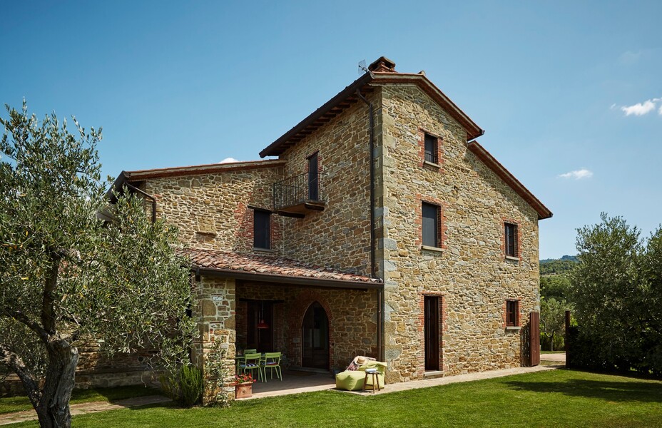 Steinhaus mit überdachter Terrasse und Olivenbäumen in Italien