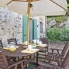 Gartentisch mit Sonennschirm im Ferienhaus casa fiora in der Toskana