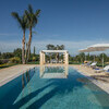 Grosser, beheizter Pool mit Palmen im exklusive Ferienhaus in Apulien