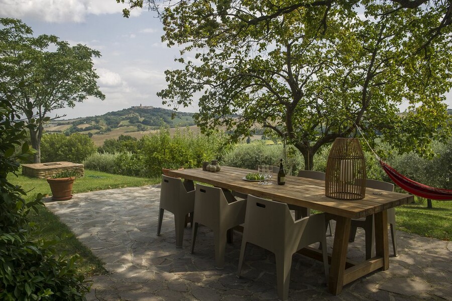 Aussenesstisch auf der Terrasse des Ferienhaus Casa delle Marche in Italien