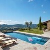 Schwimmbad mit Sonnenliegen im Garten des Ferienhaus Casa Il Sogno in Umbrien