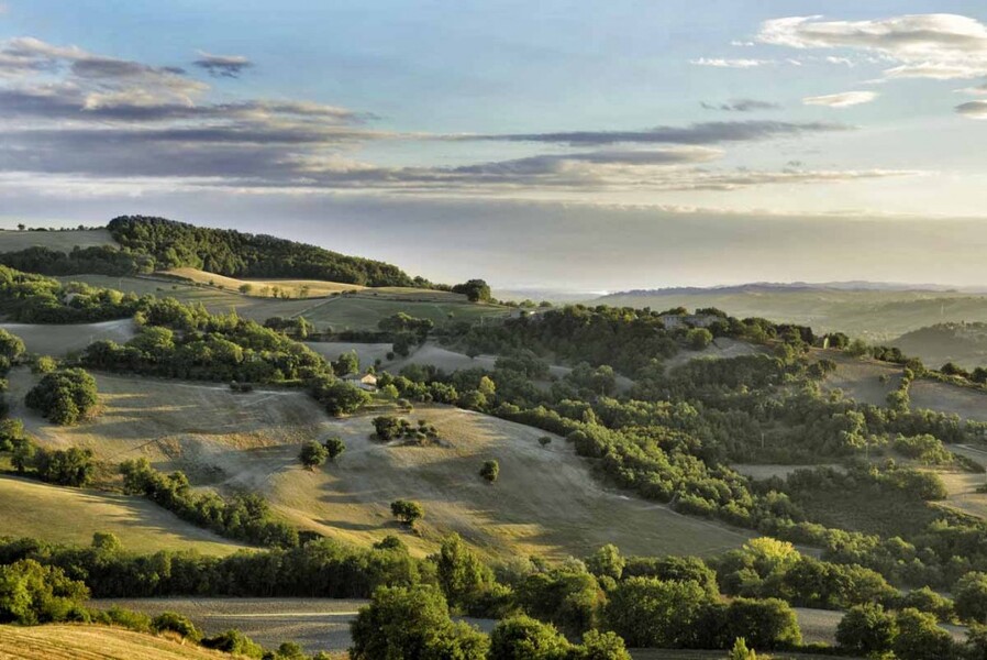 Landschaft der Marken in Italien mit dem Ferienhaus Ca Mattei