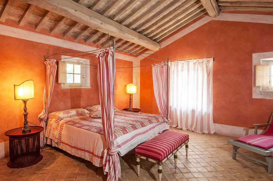 Grosses, elegantes Schlafzimmer im Anwesen Lavacchio bei Montalcino