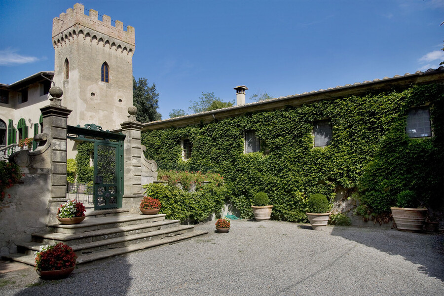 Villa di Montelopio mit Turm bei Pisa in der Toskana
