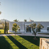 Villa in Apulien mit Palmen im Abendlicht mit Ostuni im Hintergrund