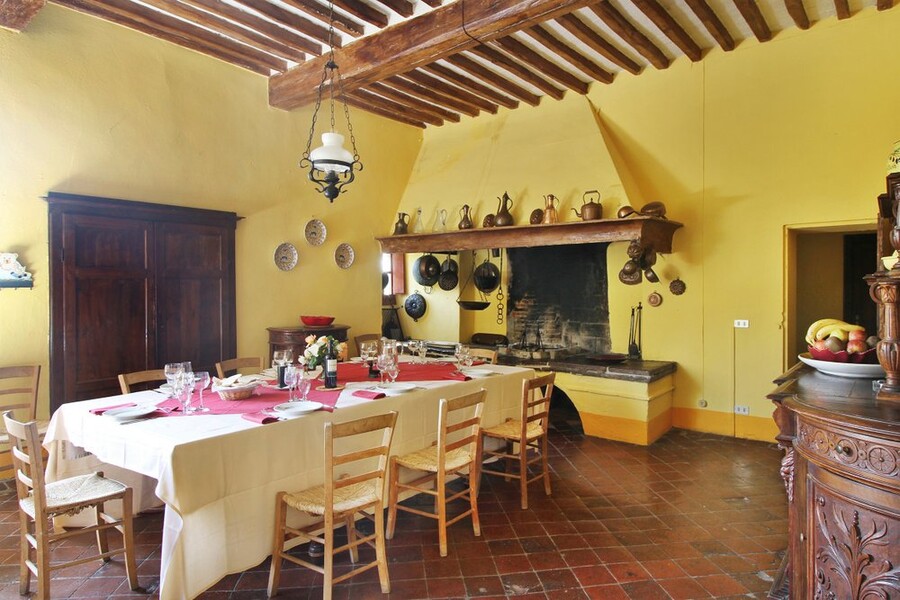 Grosse Küche mit Esstisch und offenem Kamin in der Villa in der Toskana