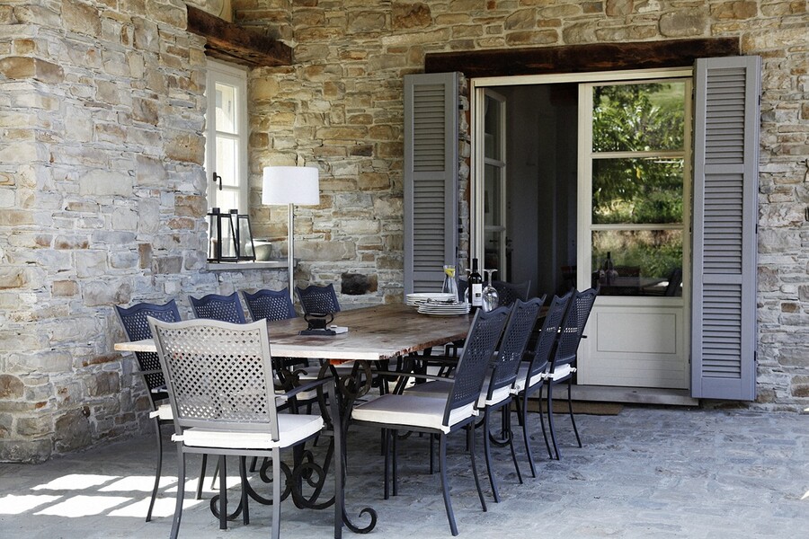 Überdachte Terrasse in der Ferienvilla Casa Roccaverano im Piemont