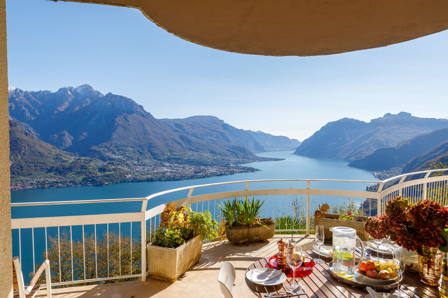 Villa Ponti Bellavista  middle terrace table with plants curve above