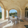 Esstisch auf der überdachten Terrasse des Ferienhauses Bellavista bei Ostuni in Apulien