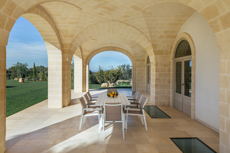 Esstisch auf der überdachten Terrasse des Ferienhauses Bellavista bei Ostuni in Apulien