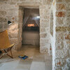 Schlafzimmer mit offenem Kamin im Trulli Angelo in Apulien