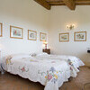 Zahlreiche Bilder zieren die Schlafzimmer unserer toskanischen Villa