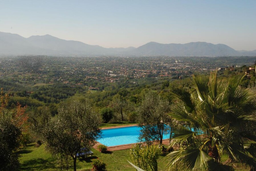 Dieser einmalige Blick, der bis nach Lucca reicht, bietet sich Ihnen vom Ferienhaus Giannello aus