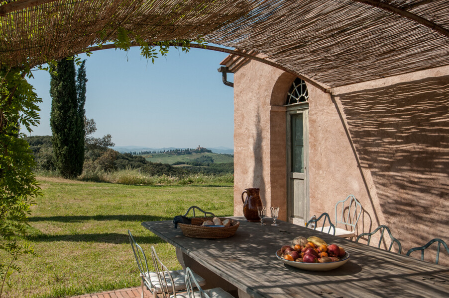 Schöner Aussenesstisch in Lavacchio in Montalcino