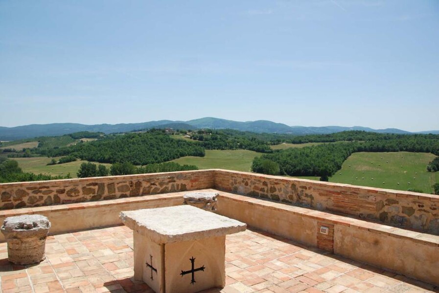 Lassen Sie Ihren Blick von der Dachterrasse des Le Porciglia in die Hügel der Toskana schweifen