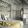 Schlafzimmer mit Badewanne im Design Ferienhaus in Italien