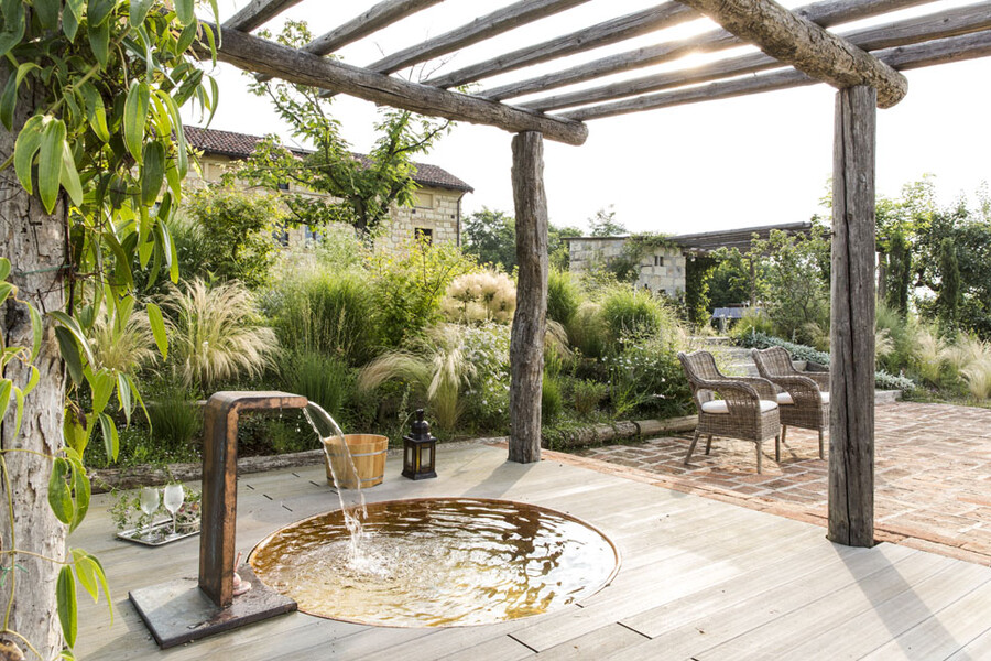 Badebottich im Garten der Cascina Monferrato im Piemont