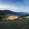 Exklusives Landhaus mit privatem Pool im Piemont in Abendstimmung