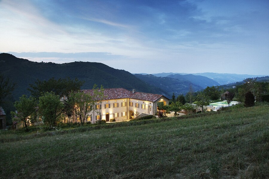 Exklusives Landhaus mit privatem Pool im Piemont in Abendstimmung