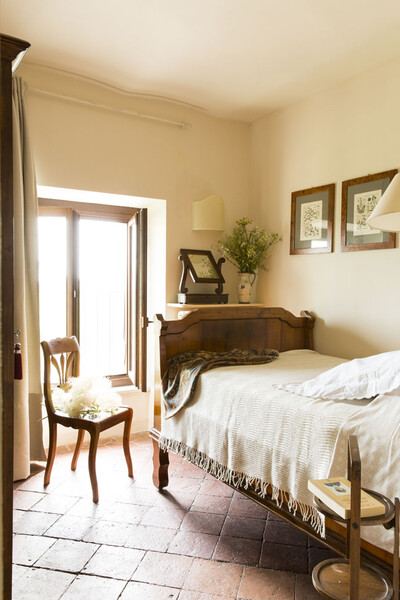 Einzelzimmer mit antikem Bett in der Cascina Monferrato