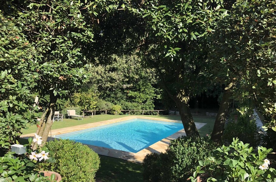 Außenbereich der Ferienvilla Compignano Barn mit Pool 
