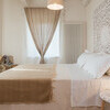Elegantes Schlafzimmer mit Himmelbett im Ferienhaus in den Marken La Melusina