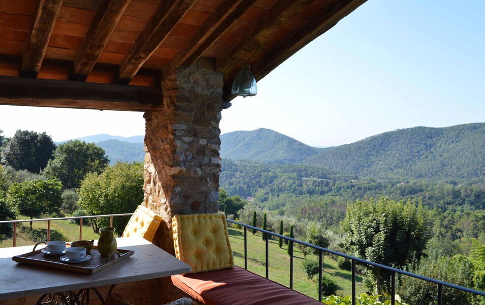 Herrlicher Ausblick über die Apuanischen Alpen von der Terrasse des Ferienhauses Compignano Barn in der Toskana