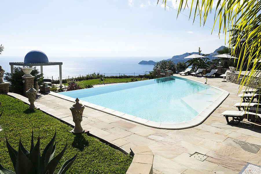 Pool mit Blick auf das Meer von der Villa Buenavista auf Sizilien