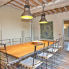 Das Esszimmer unserer Villa in Gaiole in Chianti kombiniert klassische und moderne Einrichtungsgegenstände
