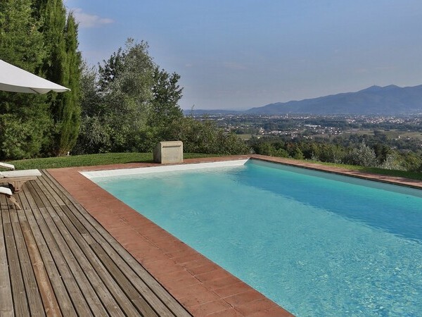 Atemberaubender Blick vom privatem Pool auf Lucca in der Toskana