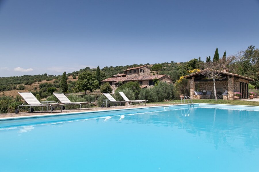 Schwimmbad mit Sonnenliegen im Ferienhaus La Bastia in Umbrien