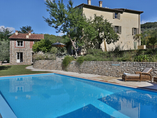 Villa mit Nebengebäude in der Villa Angeloni in Lucca