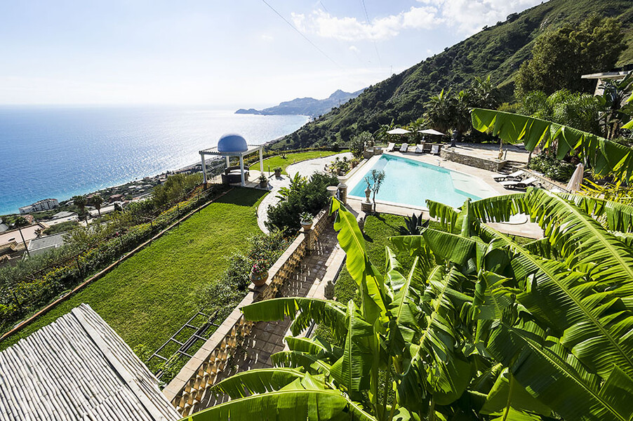Garten der Luxusvilla Buenavista mit Blick auf die Küste bei Taormina