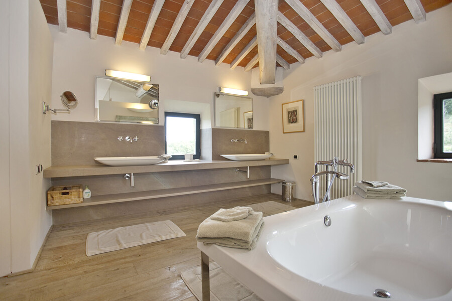 Sieben Badezimmer stehen Ihnen in der Villa La Maccinaia zur Verfügung