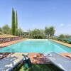 Pool mit Sonnenliegen im Ferienhaus in Lucca