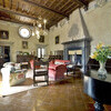 Elegantes, historisches Wohnzimmer in der Villa in der Toskana