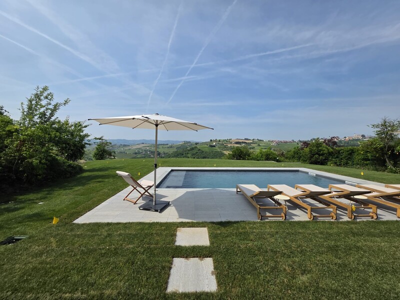 Ginestra-zwembad ligstoelen