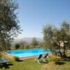 Ziehen Sie im Pool des Giannello Ihre Bahnen und genießen Sie gleichzeitig den Ausblick in die traumhafte Landschaft der Toskana