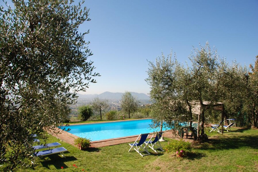 Ziehen Sie im Pool des Giannello Ihre Bahnen und genießen Sie gleichzeitig den Ausblick in die traumhafte Landschaft der Toskana