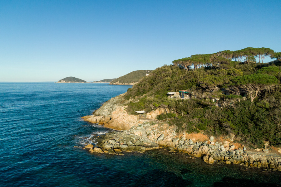 Felsküste mit Pinienwäldernn und der Villa Procchio auf Elba