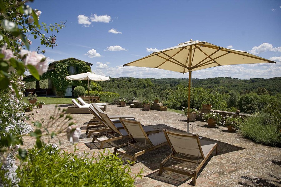 Terrasse mit Ausblick auf die grünen und bewaldeten Hügel der Toskana