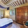 Elegantes Schlafzimmer mit Himmelbett im Ferienhaus La Sorgente bei Lucca